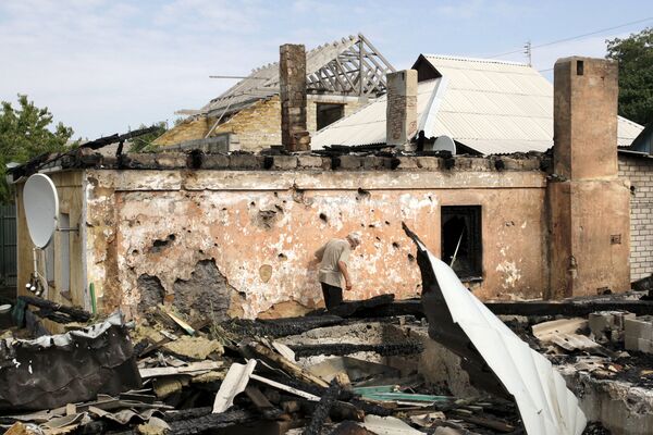 Разрушенный во время обстрела дом в Донецке Разрушенный во время обстрела дом в Донецке