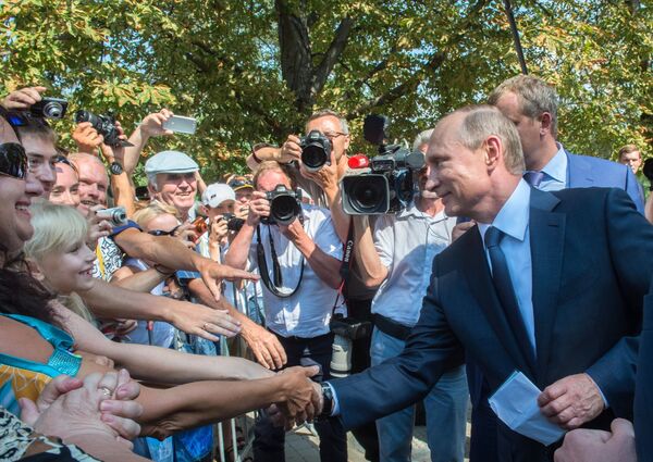 Президент России Владимир Путин общается с отдыхающими и местными жителями во время посещения мемориального комплекса Малахов курган в Севастополе Президент России Владимир Путин общается с отдыхающими и местными жителями во время посещения мемориального комплекса Малахов курган в Севастополе