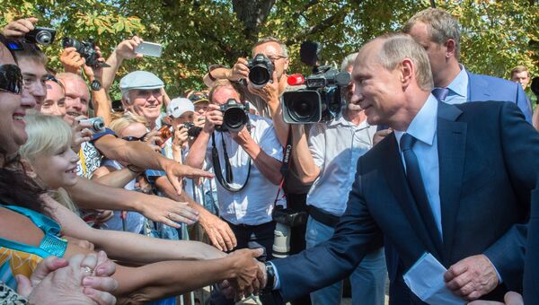 Президент России Владимир Путин общается с отдыхающими и местными жителями во время посещения мемориального комплекса Малахов курган в Севастополе Президент России Владимир Путин общается с отдыхающими и местными жителями во время посещения мемориального комплекса Малахов курган в Севастополе