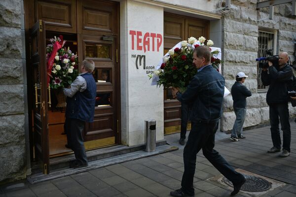 У входа в здание Театра на Малой Бронной, где состоится церемония прощания в актером Львом Дуровым У входа в здание Театра на Малой Бронной, где состоится церемония прощания в актером Львом Дуровым