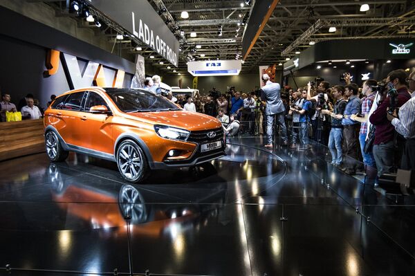 Презентация автомобиля Lada Vesta Cross concept на 11-ой международной выставке автомобильной индустрии Интеравто в выставочном центре Крокус Экспо в Москве Презентация автомобиля Lada Vesta Cross concept на 11-ой международной выставке автомобильной индустрии Интеравто в выставочном центре Крокус Экспо в Москве