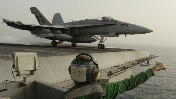 Американский штурмовик F/A-18 Hornet взлетает с палубы авианосца Китти Хоук в Персидском заливе. Архивное фото Американский штурмовик F/A-18 Hornet взлетает с палубы авианосца Китти Хоук в Персидском заливе. Архивное фото