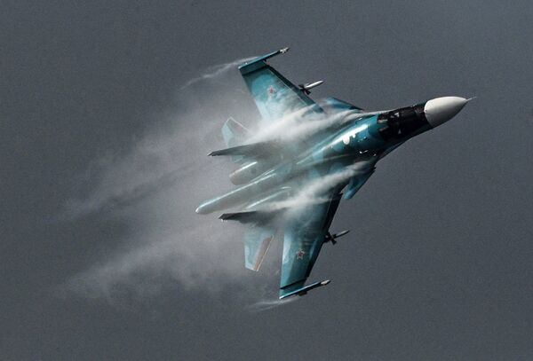 Самолет Су-34 во время выступления на Международном авиационно-космическом салоне МАКС-2015 Самолет Су-34 во время выступления на Международном авиационно-космическом салоне МАКС-2015
