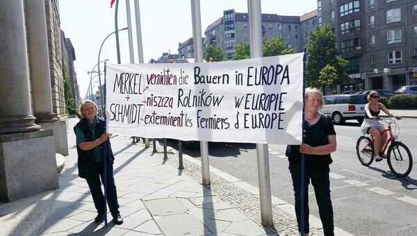 Представители ассоциации мелких фермеров ФРГ во время несанкционированной акции возле министерства продовольствия и сельского хозяйства в Берлине, Германия Представители ассоциации мелких фермеров ФРГ во время несанкционированной акции возле министерства продовольствия и сельского хозяйства в Берлине, Германия