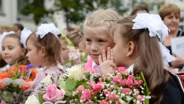 Ученики на торжественной линейке в школе №1048 Москвы. 1 сентября 2015 Ученики на торжественной линейке в школе №1048 Москвы. 1 сентября 2015