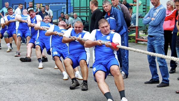 На шахтерской спартакиаде самая престижная победа - в перетягивании каната На шахтерской спартакиаде самая престижная победа - в перетягивании каната