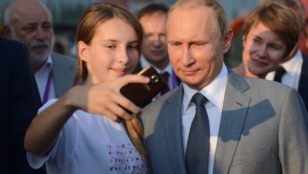 Президент РФ Владимир Путин во время посещения образовательного центра Сириус в Сочи, в котором проходят обучение одаренные дети со всей России Президент РФ Владимир Путин во время посещения образовательного центра Сириус в Сочи, в котором проходят обучение одаренные дети со всей России