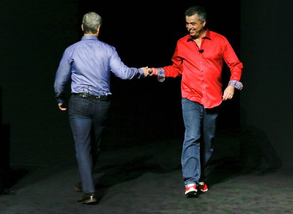 Генеральный директор Apple Тим Кук приветствует Эдди Кью во время презентации в Сан-Франциско Генеральный директор Apple Тим Кук приветствует Эдди Кью во время презентации в Сан-Франциско