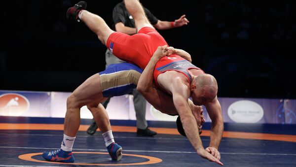 Российский борец Роман Власов (в синем) в финальном поединке чемпионата мира по борьбе в Лас-Вегасе против датчанина Марка Мадсена (в красном) Российский борец Роман Власов (в синем) в финальном поединке чемпионата мира по борьбе в Лас-Вегасе против датчанина Марка Мадсена (в красном)