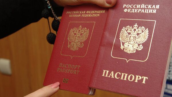Обложки заграничных паспортов РФ. Архивное фото Обложки заграничных паспортов РФ. Архивное фото