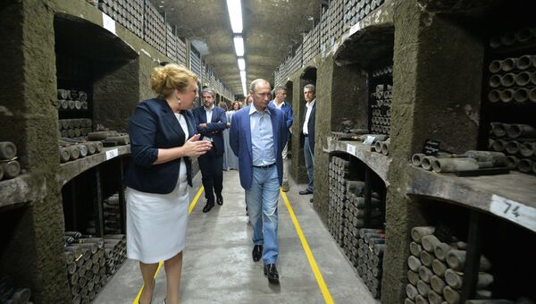 Президент России Владимир Путин вместе с бывшим итальянским премьером Сильвио Берлускони посетил главный подвал в объединении Массандра с самой большой библиотекой вин в мире. 11 сентября 2015. Президент России Владимир Путин вместе с бывшим итальянским премьером Сильвио Берлускони посетил главный подвал в объединении Массандра с самой большой библиотекой вин в мире. 11 сентября 2015.