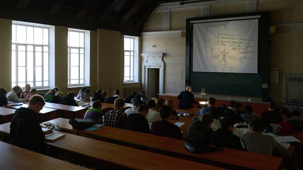 Студенты и преподаватель во время лекции Студенты и преподаватель во время лекции
