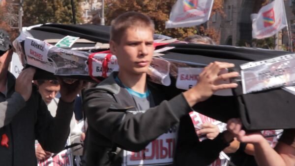 Клиенты разорившегося Дельта-банка пронесли по Майдану картонный гроб Клиенты разорившегося Дельта-банка пронесли по Майдану картонный гроб