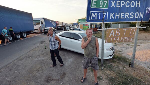 Водители наблюдают, как активисты заблокировали автодорогу на границе Украины и Крыма. 20 сентября 2015 Водители наблюдают, как активисты заблокировали автодорогу на границе Украины и Крыма. 20 сентября 2015