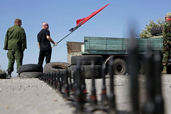 Активисты заблокировали автотрассу у поселка Чонгар на границе Украины и Крыма Активисты заблокировали автотрассу у поселка Чонгар на границе Украины и Крыма