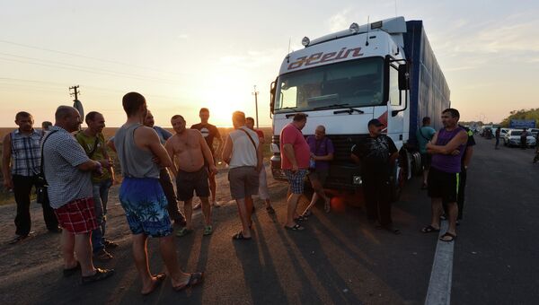 Водители грузовых автомобилей на границе Украины и Крыма у пограничного пункта Каланчак. Архивное фото Водители грузовых автомобилей на границе Украины и Крыма у пограничного пункта Каланчак. Архивное фото