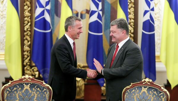 Президент Украины Петр Порошенко и генеральный секретарь НАТО Йенс Столтенберг. Архивное фото Президент Украины Петр Порошенко и генеральный секретарь НАТО Йенс Столтенберг. Архивное фото