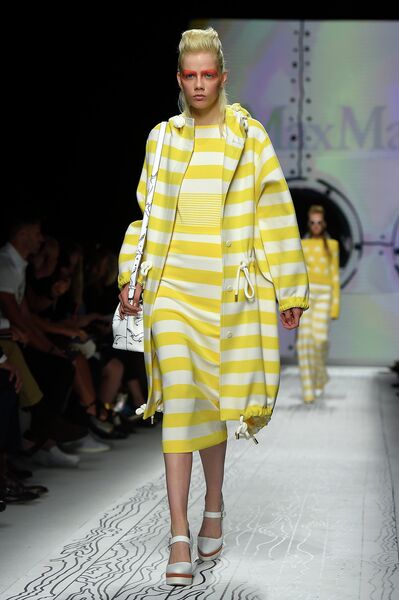 Модель во время показа коллекции Max Mara на Неделе моды в Милане Модель во время показа коллекции Max Mara на Неделе моды в Милане