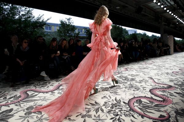 Модель во время показа коллекции Gucci на Неделе моды в Милане Модель во время показа коллекции Gucci на Неделе моды в Милане