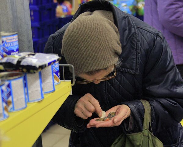 Пожилые люди делают покупки в магазине Пожилые люди делают покупки в магазине