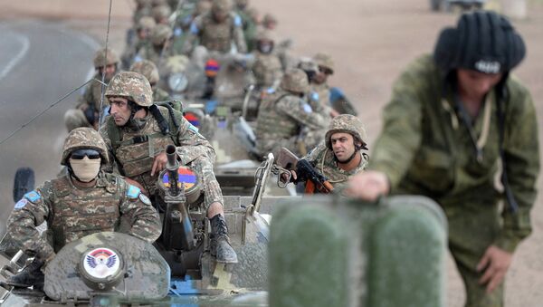 Колонна бронетранспортеров Минобороны Армении. Архивное фото Колонна бронетранспортеров Минобороны Армении. Архивное фото