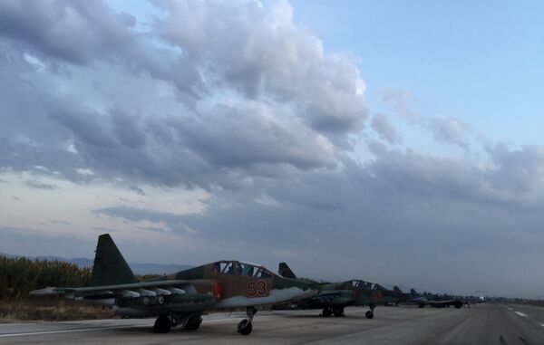 Российские самолеты Су-25 на аэродроме около Латакии Российские самолеты Су-25 на аэродроме около Латакии