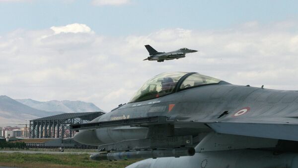 Истребитель F-16 ВВС Турции. Архивное фото Истребитель F-16 ВВС Турции. Архивное фото