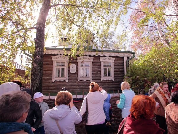 Посетители рядом с усадьбой родителей поэта Сергея Есенина в селе Константиново Рязанской области, где прошел Всероссийский есенинский праздник поэзии Звени, звени, златая Русь! Посетители рядом с усадьбой родителей поэта Сергея Есенина в селе Константиново Рязанской области, где прошел Всероссийский есенинский праздник поэзии Звени, звени, златая Русь!