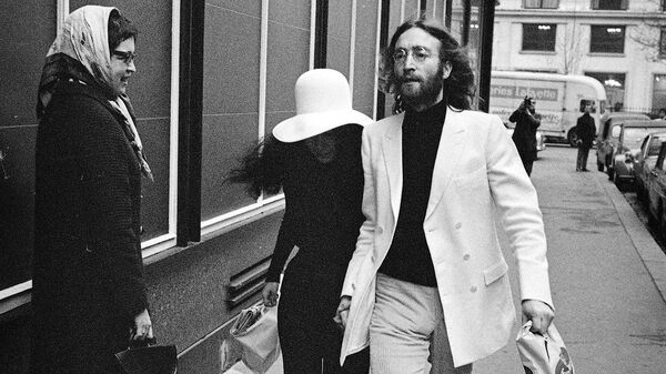 Джон Леннон и Йоко Оно на улице в Париже. 1969 год Джон Леннон и Йоко Оно на улице в Париже. 1969 год