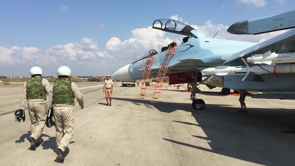 Российские летчики готовятся к полету на истребителе СУ-30СМ на авиабазе Хмеймим в Сирии Российские летчики готовятся к полету на истребителе СУ-30СМ на авиабазе Хмеймим в Сирии