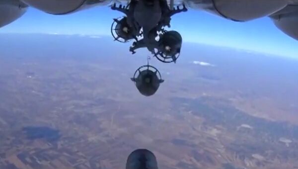 Бомбардировка позиций ИГИЛ в Сирии силами ВВС РФ. Архивное фото Бомбардировка позиций ИГИЛ в Сирии силами ВВС РФ. Архивное фото