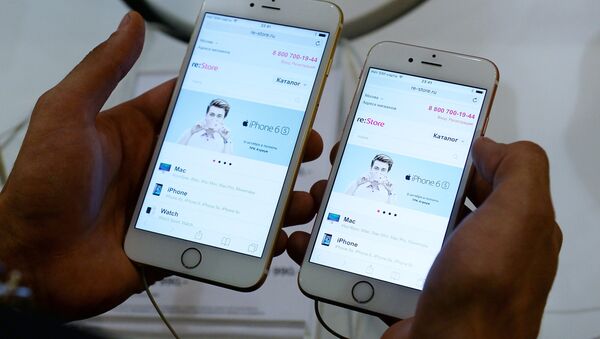 Покупатель знакомится с функциями Apple iPhone 6 и iPhone 6 plus. Архивное фото Покупатель знакомится с функциями Apple iPhone 6 и iPhone 6 plus. Архивное фото