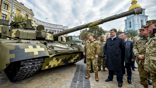 Министр обороны Украины Степан Полторак и президент Украины Петр Порошенко на выставке военной техники приуроченной ко Дню защитника Украины в Киеве Министр обороны Украины Степан Полторак и президент Украины Петр Порошенко на выставке военной техники приуроченной ко Дню защитника Украины в Киеве