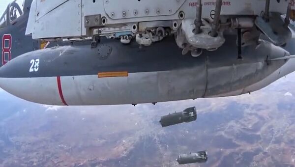 Самолет российских Воздушно-космических сил во время боевого вылета Самолет российских Воздушно-космических сил во время боевого вылета