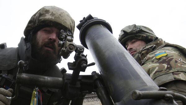 Украинские военнослужащие с минометом. Архивное фото Украинские военнослужащие с минометом. Архивное фото