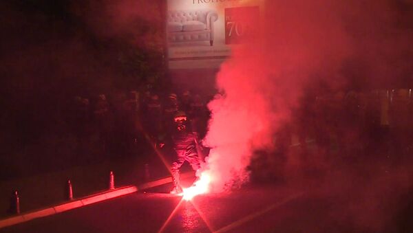Участники акции протеста оппозиции в Черногории кидали в полицию файеры и палки Участники акции протеста оппозиции в Черногории кидали в полицию файеры и палки