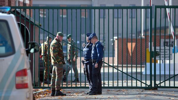 Полиция возле армейских казарм под Намюром, Бельгия Полиция возле армейских казарм под Намюром, Бельгия