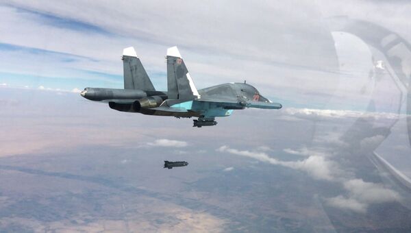 Истребитель-бомбардировщик Су-34 во время нанесения авиаударов в провинциях Ракка и Алеппо Истребитель-бомбардировщик Су-34 во время нанесения авиаударов в провинциях Ракка и Алеппо