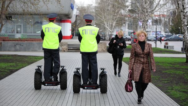 Сотрудники патрульно-постовой службы УВД Набережных Челнов патрулируют одну из улиц города на электрических скутерах Сотрудники патрульно-постовой службы УВД Набережных Челнов патрулируют одну из улиц города на электрических скутерах