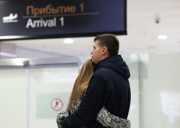 Родственники пассажиров рейса 9268 в аэропорту Пулково, где должен был приземлиться потерпевший катастрофу лайнер Airbus-321 авиакомпании Когалымавиа Родственники пассажиров рейса 9268 в аэропорту Пулково, где должен был приземлиться потерпевший катастрофу лайнер Airbus-321 авиакомпании Когалымавиа