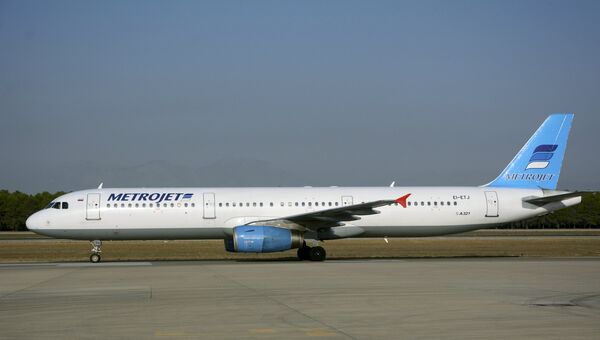 Самолет Airbus A321 авиакомпании Metrojet, потерпевший крушение в Египте, в аэропорту Анталии, Турция. 17 сентября 2015 Самолет Airbus A321 авиакомпании Metrojet, потерпевший крушение в Египте, в аэропорту Анталии, Турция. 17 сентября 2015