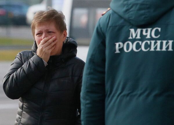 Родственники пассажиров рейса 9268 в аэропорту Пулково, где должен был приземлиться потерпевший катастрофу лайнер Airbus-321 авиакомпании Когалымавиа Родственники пассажиров рейса 9268 в аэропорту Пулково, где должен был приземлиться потерпевший катастрофу лайнер Airbus-321 авиакомпании Когалымавиа