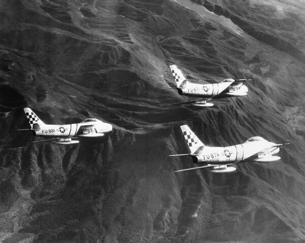 Американские истребители F-86 Сейбр в небе Северной Кореи, 1952 год Американские истребители F-86 Сейбр в небе Северной Кореи, 1952 год