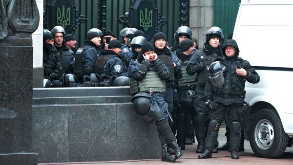 Сотрудники правоохранительных органов во время митинга сторонников партии Укроп в поддержку лидера партии Геннадия Корбана у здания СИЗО службы безопасности Украины Сотрудники правоохранительных органов во время митинга сторонников партии Укроп в поддержку лидера партии Геннадия Корбана у здания СИЗО службы безопасности Украины