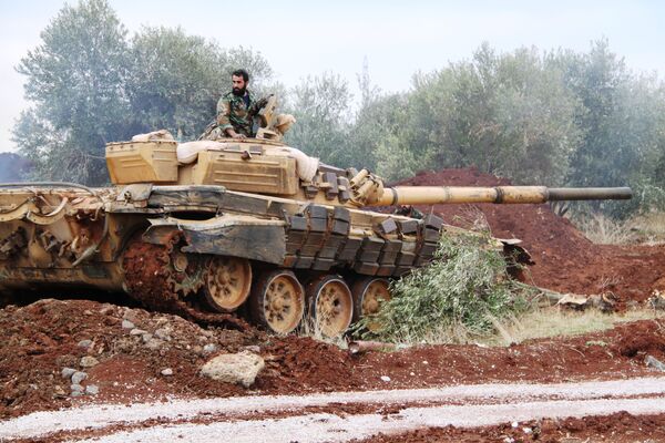 Танк сирийской армии заходит на огневую позицию в окрестностях Шейх-Мискин, провинция Дераа Танк сирийской армии заходит на огневую позицию в окрестностях Шейх-Мискин, провинция Дераа
