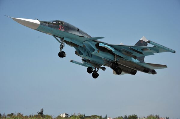 Многофункциональный истребитель-бомбардировщик ВКС РФ Су-34 с модулями РЭБ Хибины на законцовках крыльев взлетает с авиабазы Хмеймим, Сирия Многофункциональный истребитель-бомбардировщик ВКС РФ Су-34 с модулями РЭБ Хибины на законцовках крыльев взлетает с авиабазы Хмеймим, Сирия