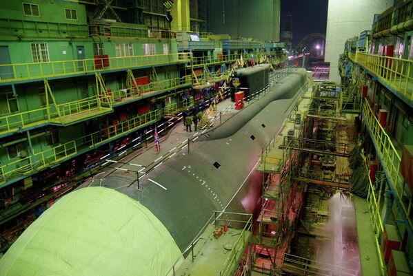 Атомный Подводный Ракетоносец Александр Невский проекта 955 Борей в стапельном цехе завода Севмаш Атомный Подводный Ракетоносец Александр Невский проекта 955 Борей в стапельном цехе завода Севмаш