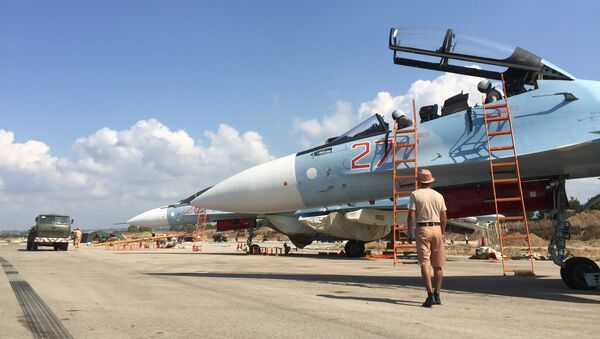 Российские пилоты после выполнения полета на истребителе СУ-30СМ на авиабазе Хмеймим. Ноябрь 2015 Российские пилоты после выполнения полета на истребителе СУ-30СМ на авиабазе Хмеймим. Ноябрь 2015