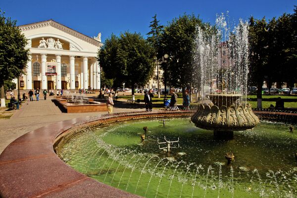 Здание Калужского драматического театра на Театральной площади Здание Калужского драматического театра на Театральной площади