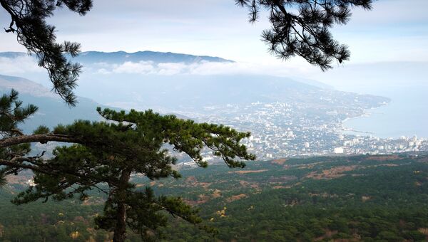 Вид на горы и Ялту с дороги на гору Ай-Петри в Крыму. Архивное фото Вид на горы и Ялту с дороги на гору Ай-Петри в Крыму. Архивное фото